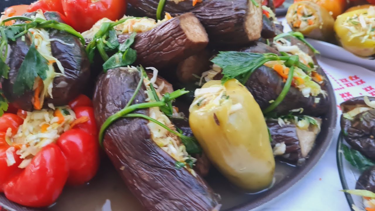 Vinete Murate umplute cu varza si legume Numai când o vezi îți lasa gura apă. Nu te saturi de ea.