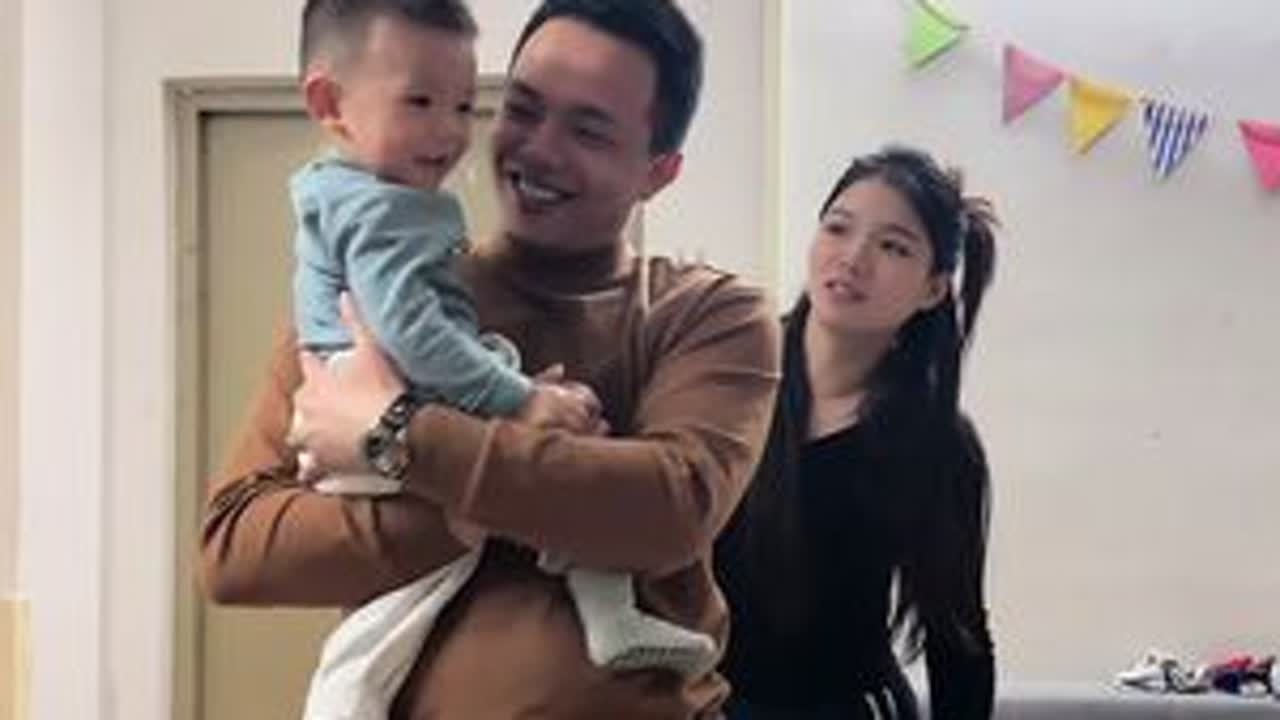 弟弟越长大就越调皮了，什么不给也会哭闹，欧爸一回来抱着就不哭了，有时候搞笑又有趣#一家四口 #记录真实生活 #婚后日常