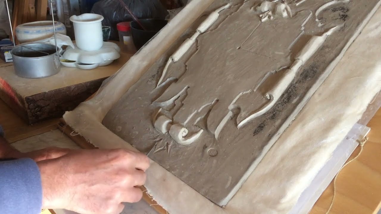 Tutorial - Modellare la creta - Stemma araldico modellato con argilla