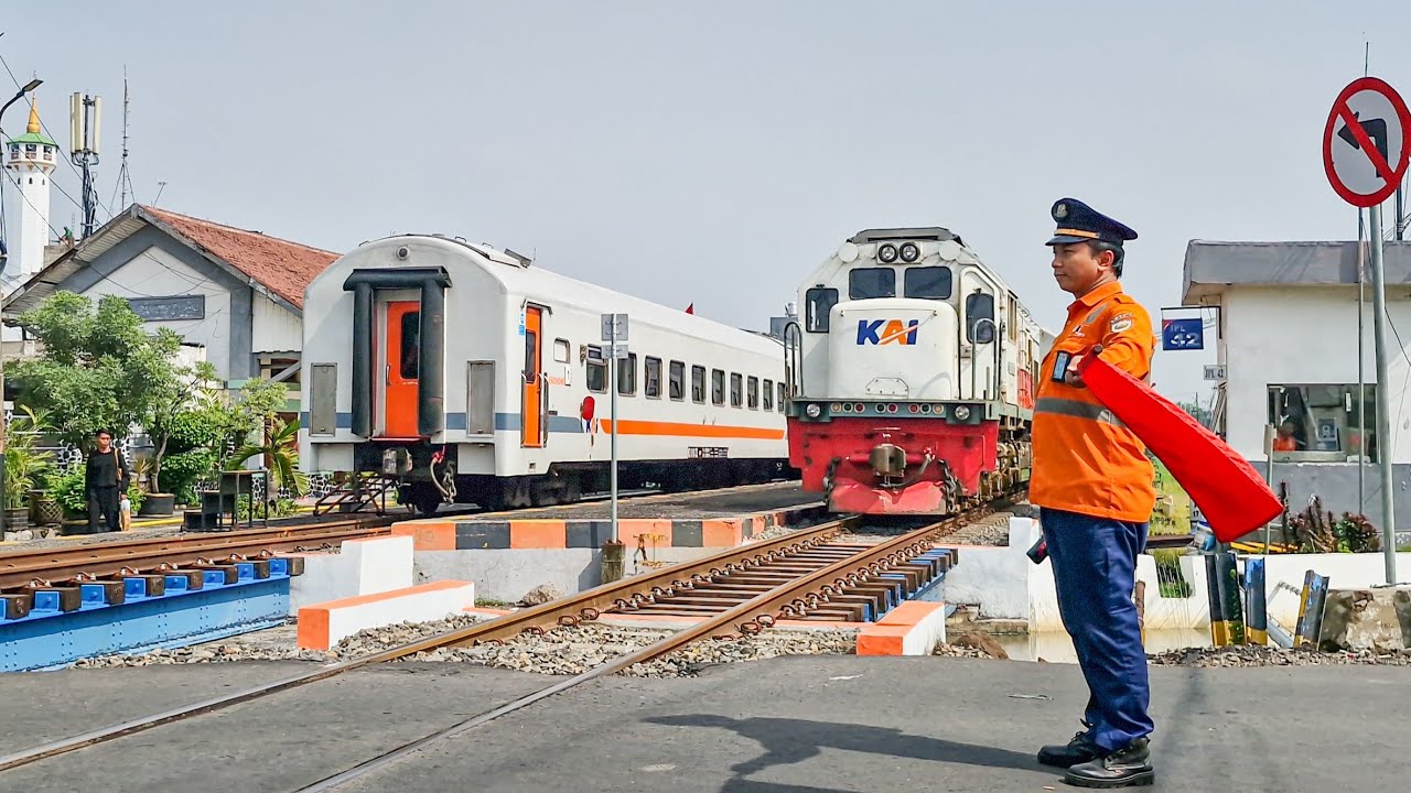 DARURAT PALANG TIDAK MENUTUP DI PERLINTASAN TERPADAT AREA SIDOARJO‼️Kereta Api di Stasiun Gedangan