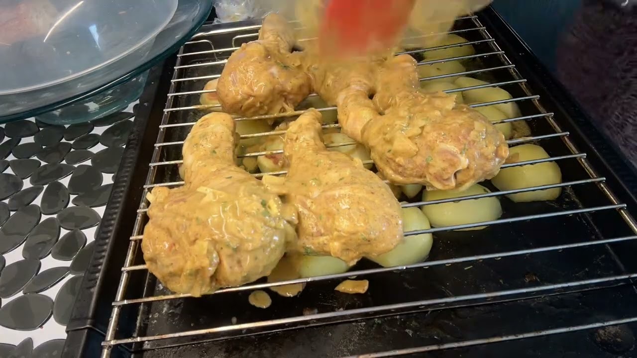 Poulet rôti épicé accompagné de pommes de terre croustillantes…