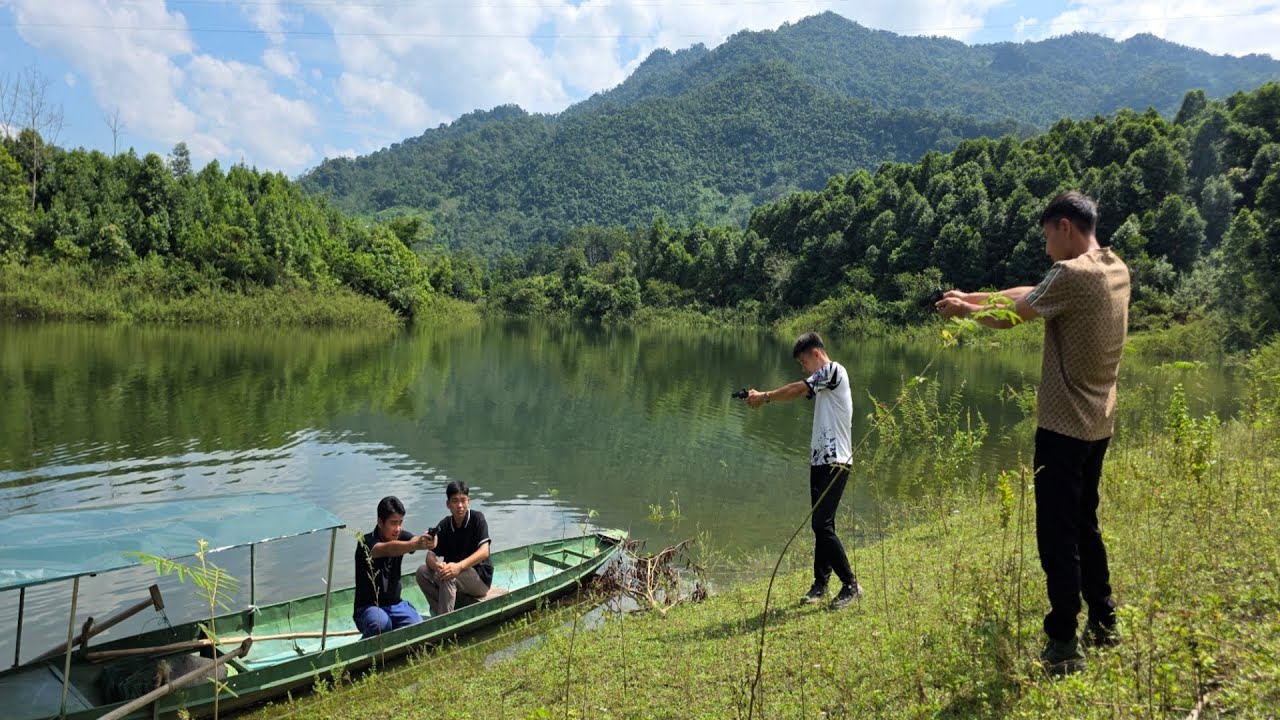 Two criminals found their way and boarded a boat to escape by water to cross the border.