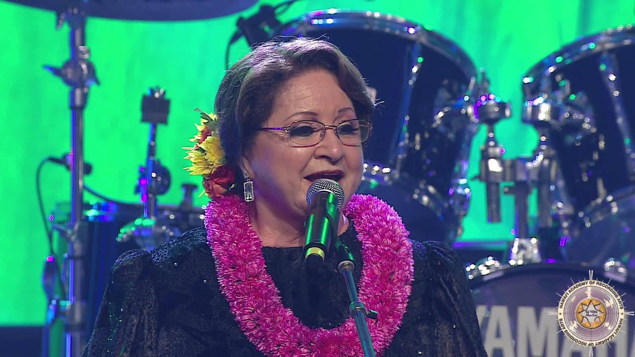 Hulu Linsey & Kamaka Kukona @Na Hoku Hanohano Awards 2014