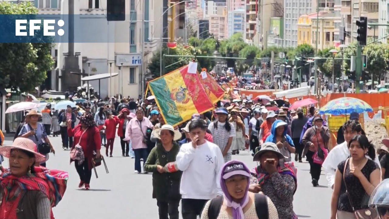 Transportistas de Bolivia protestan contra el Gobierno por retiro del subsidio a los combustibles