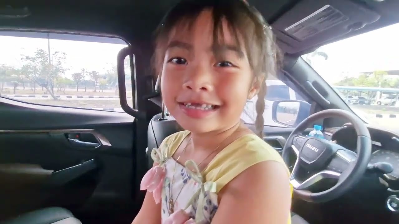 สาวน้อยได้เที่ยวฝั่งไทยอีกแล้ว รถบ่าวจันข้ามไปฝั่งไทยครั้งแรกจ้า