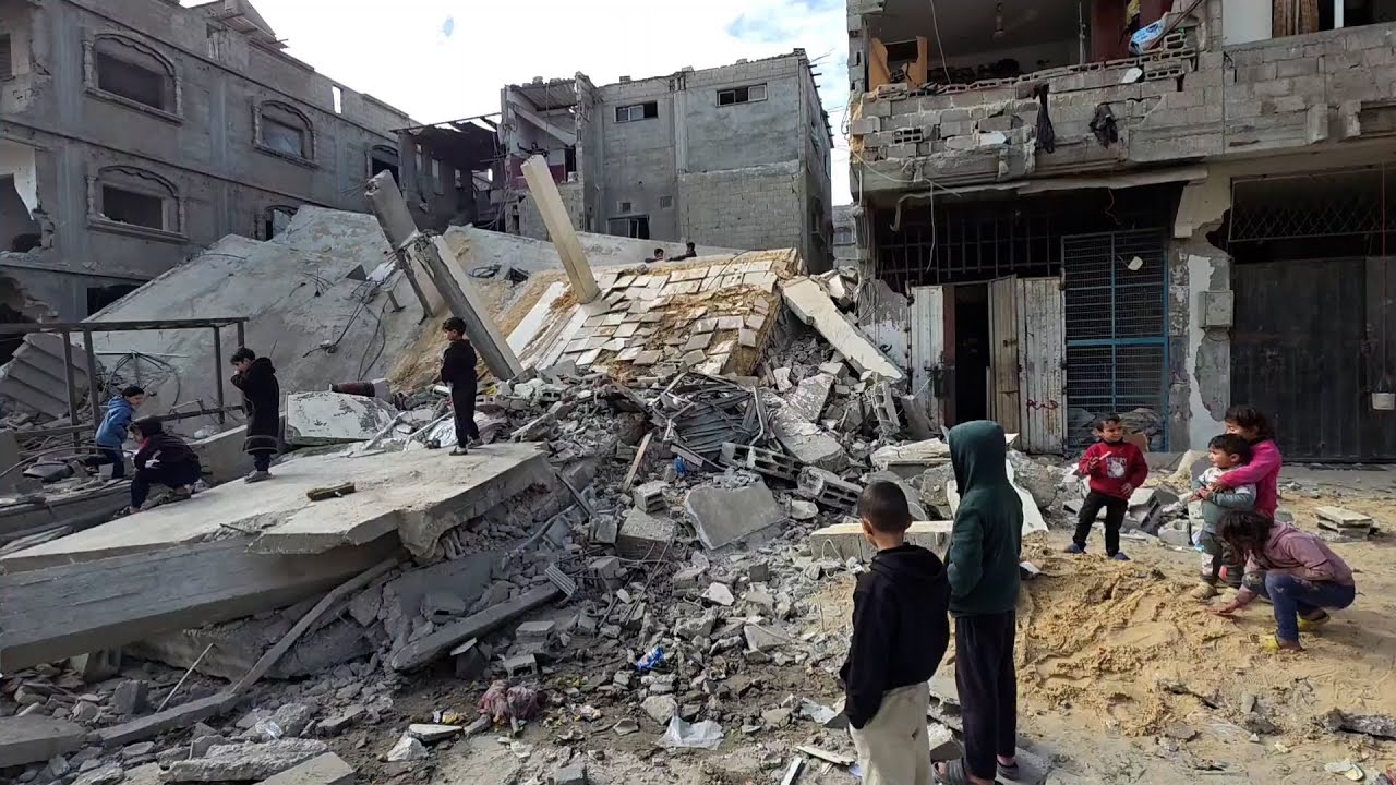 نازحون يتفقدون أنقاض منزل من خمسة طوابق بعد تعرضه لقصف إسرائيلي في خان يونس جنوب قطاع غزة