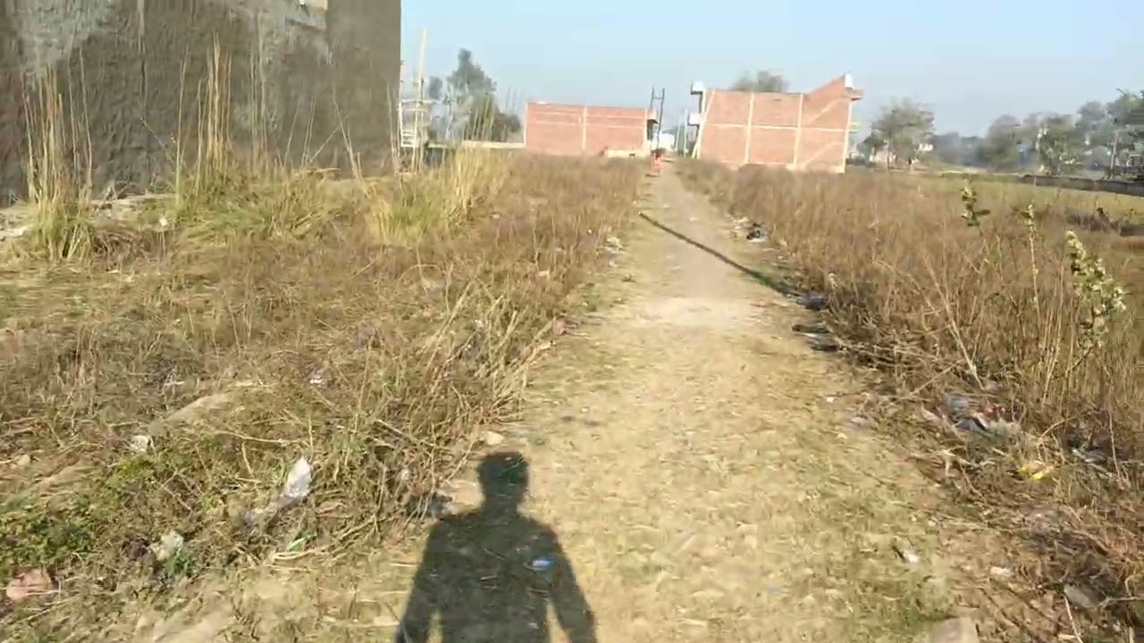 मैं और मेरी घरवाली बाहर घूमने गई कॉलोनी में 