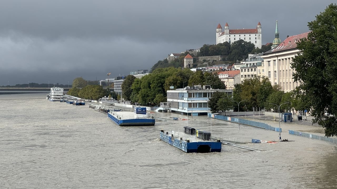 Bratislava aktuálna situácia: Dunaj zaplavuje nábrežie pri Eurovei aj časť Petržalky