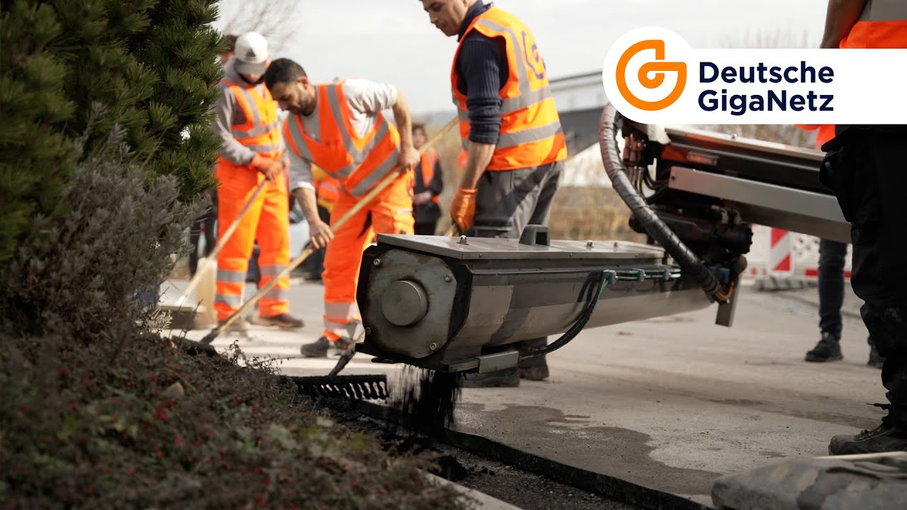 Glasfaserausbau Deutsche GigaNetz: Teermaschine im Einsatz