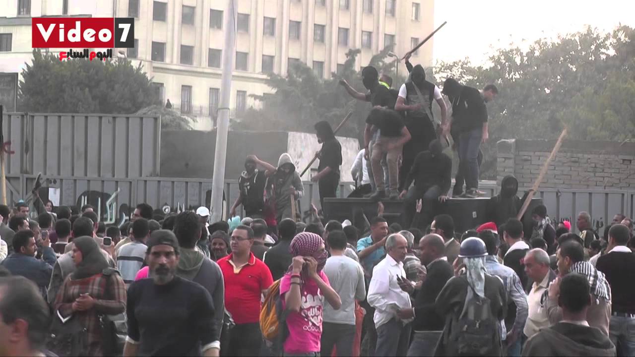 البلاك بلوك أثناء استيلائهم على سيارة الشرطة وحرقها