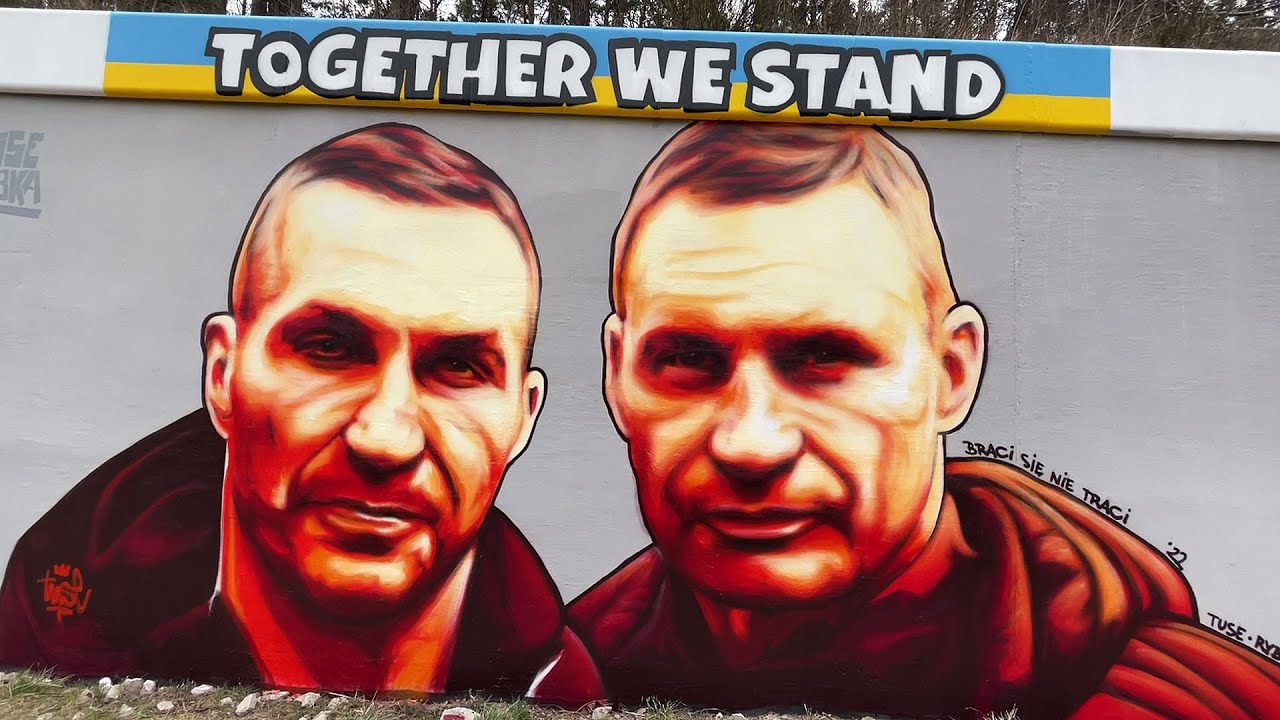 Dwa antywojenne murale Tuse na murze PKM przy stacji Gdańsk Jasień