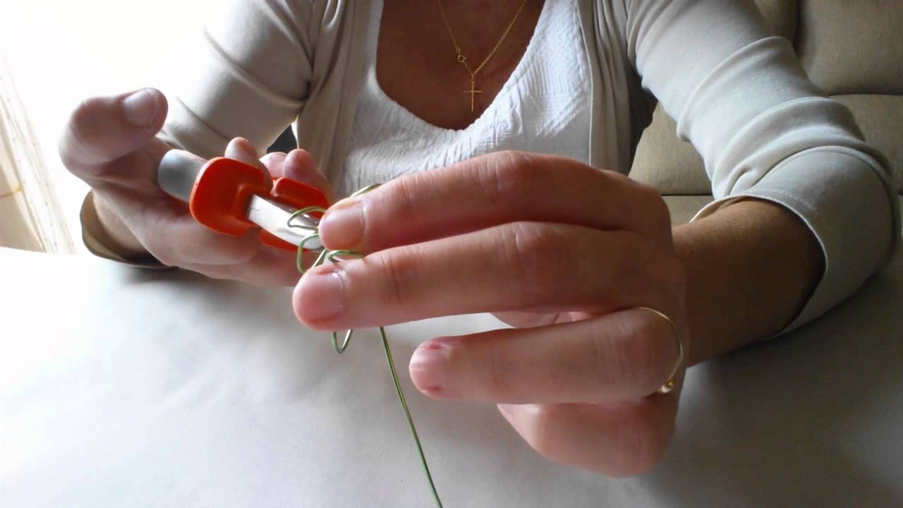 Cómo hacer flores con alambre y esmalte de colores