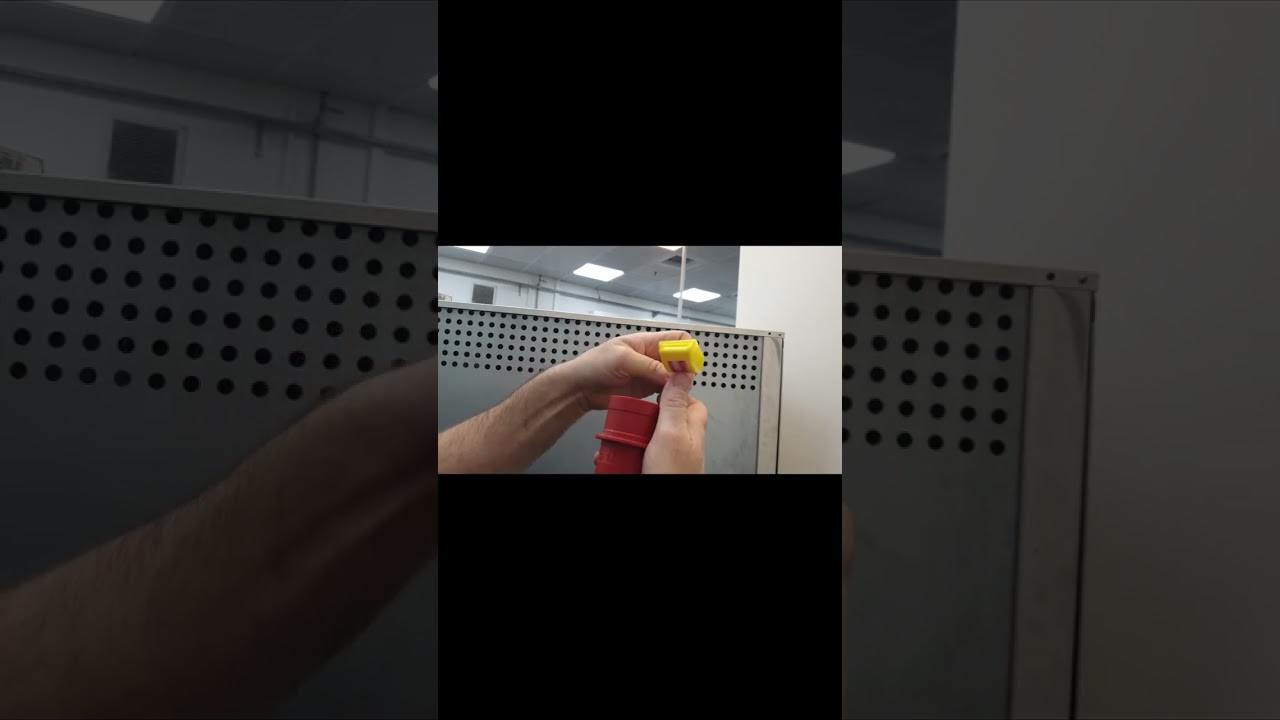 נעילה ותיוג של תקע מכונה לפני תחילת עבודה עליה. #חשמל #electrical #electric #electrician
