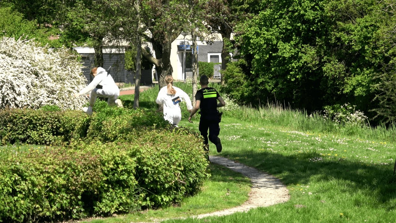 Kinderen op de vlucht voor de politie! Jachtseizoen Lelystad in de Waterwijk!