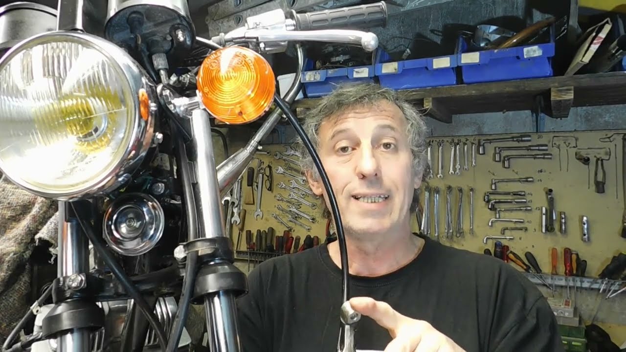 Снятие и ремонт тормозного суппорта Honda 125 Twin.