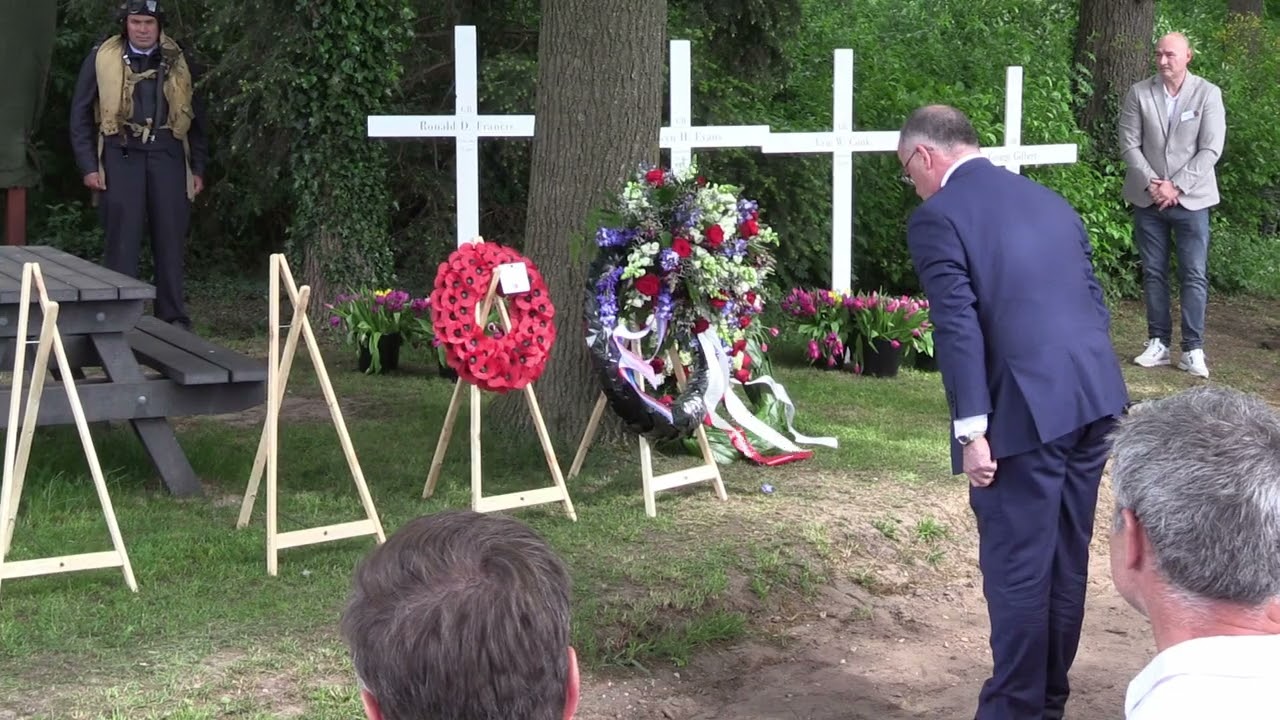 Onthulling gecrashte Lancaster in Stevensbeek