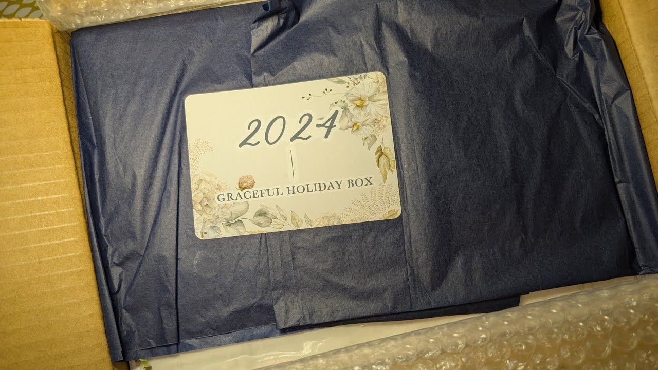 Unboxing the 2024 holiday box from graceful muse paperie part 1