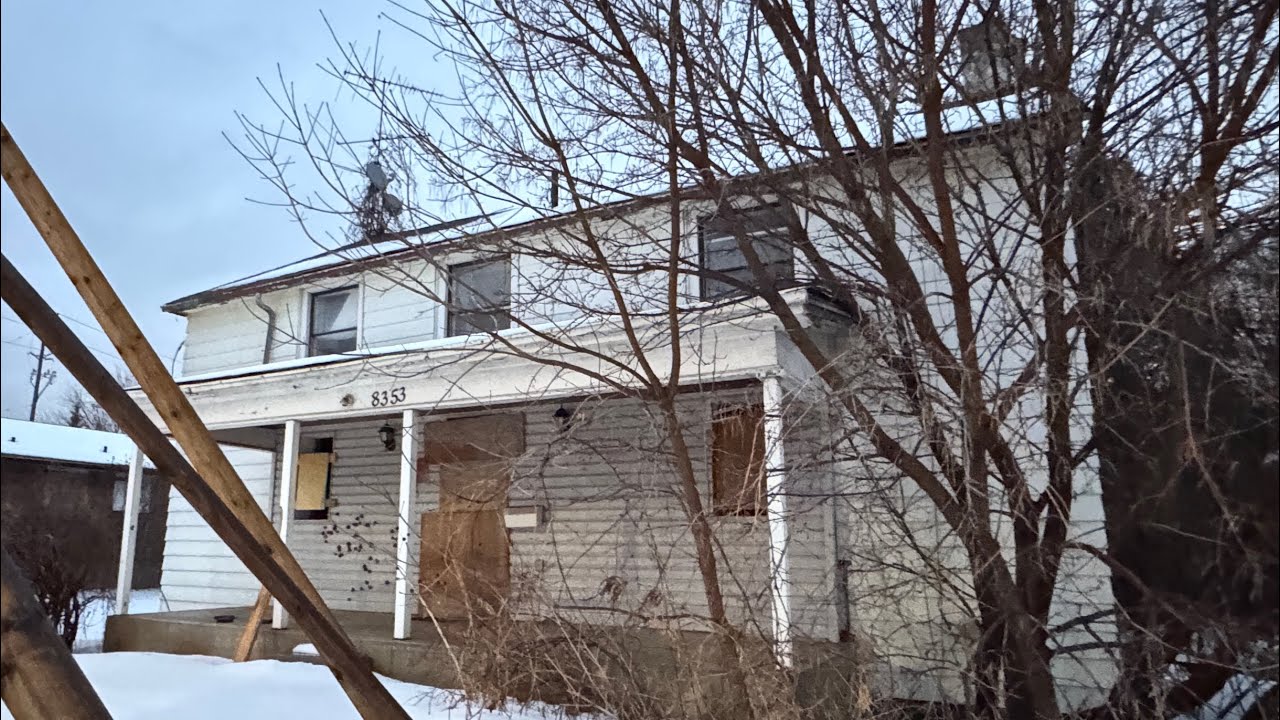 Finding A Cat Left Behind While Exploring an Abandoned House - XPLORER 175 
