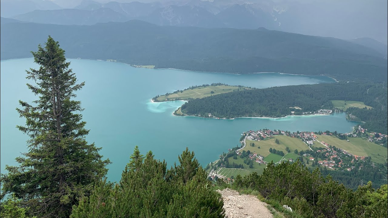 جولتنا في قمم الجبال في بحيرة Walchensee في مقاطعة بافاريا 