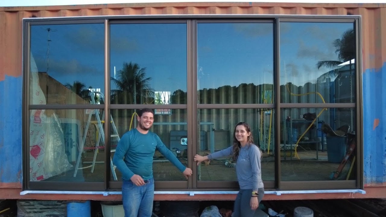 PORTA DE ENTRADA DA CASA CONTAINER - esquadria e alumínio