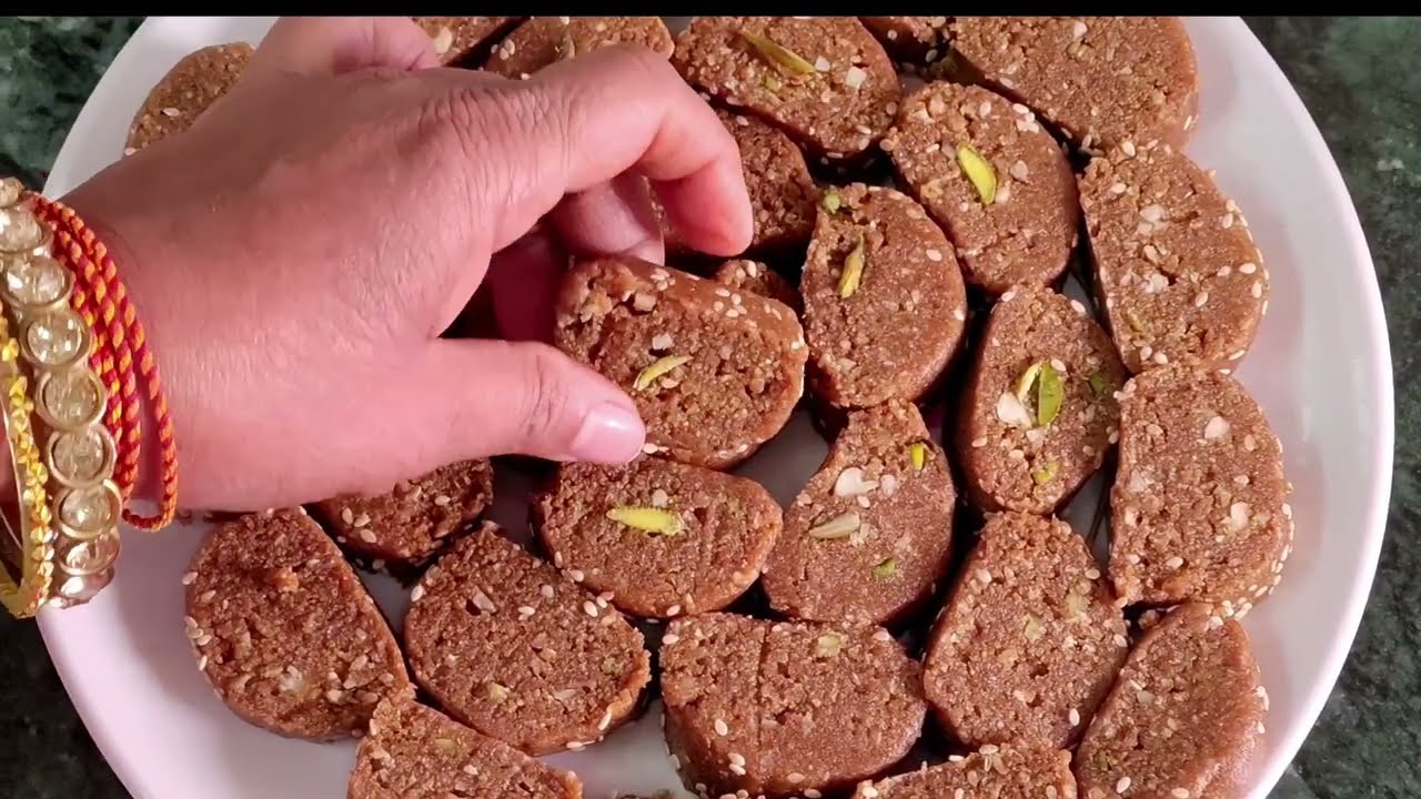 टेस्टी तिल गुड़ मावा रोल recipe ठंडी की खास मिठाई# तिल#गुड़#मावा रोल#रेसिपी 🏠😋🤪👍🙏
