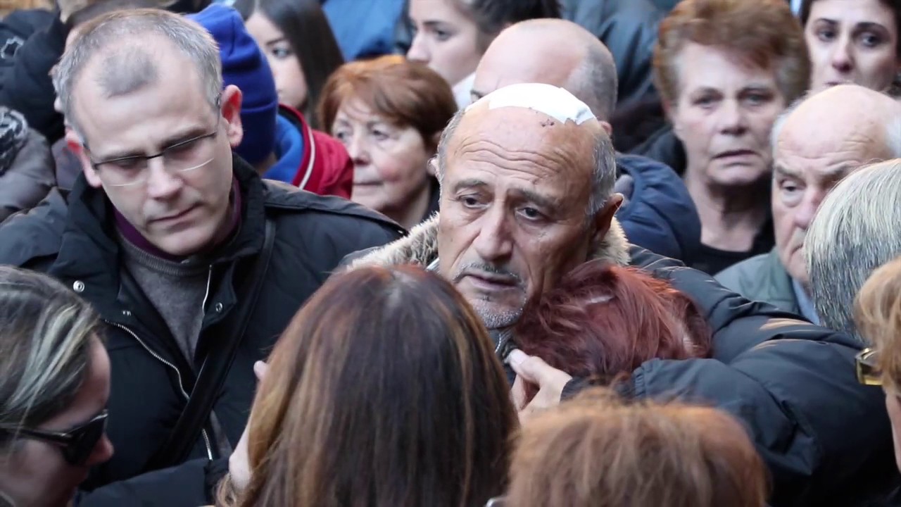 Acilia, dei palloncini bianchi per Debora e Aurora: così la comunità dà il suo addio