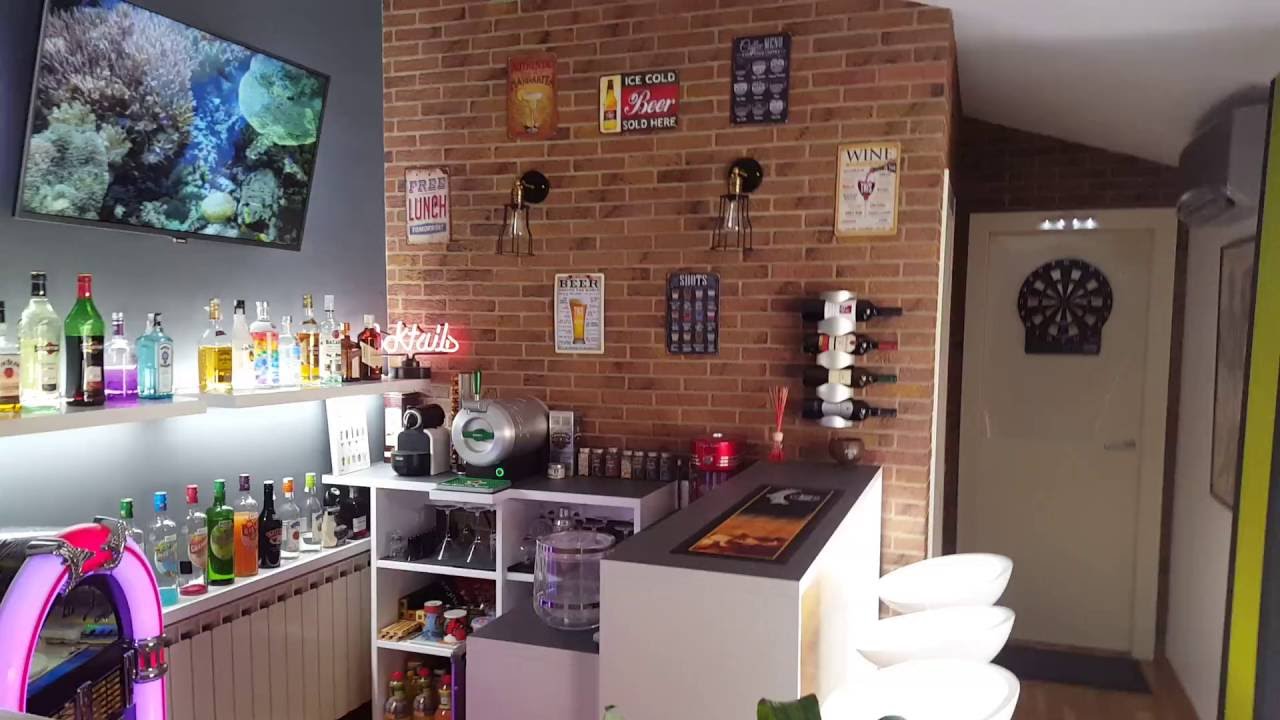 HOME BAR. Bar en casa con Terraza y salón recreativo.