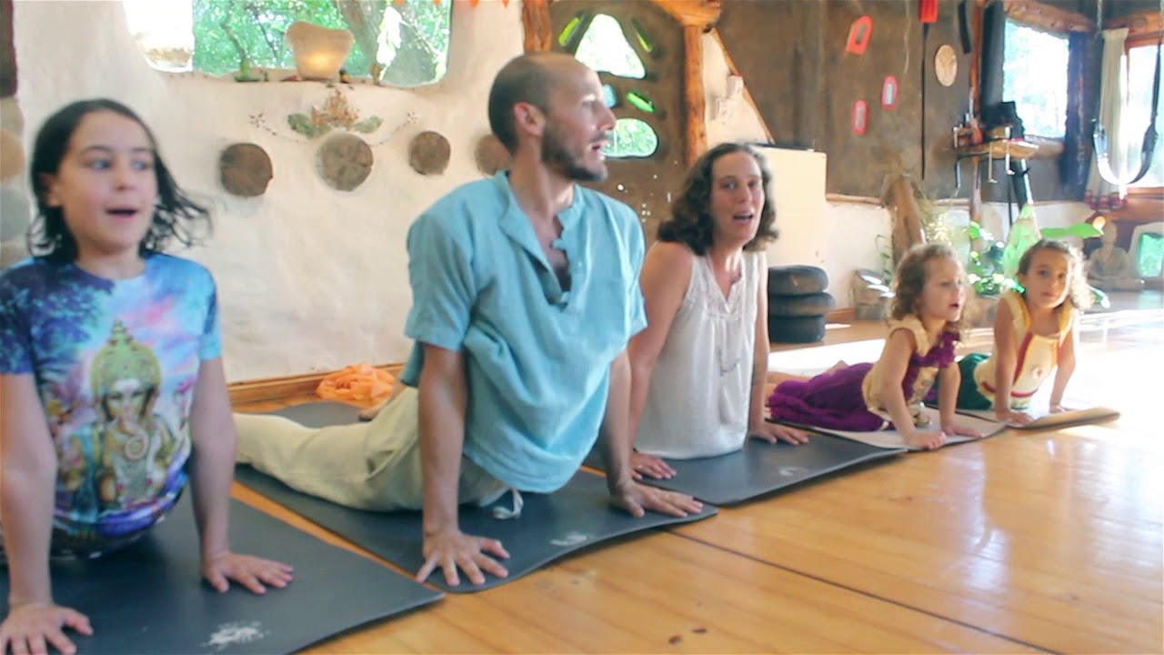 Clase de Yoga familia Yoga Niños Las Tierras de Avalon Jazmín Cielo Flora, Melisa, Carla y Juan Laso