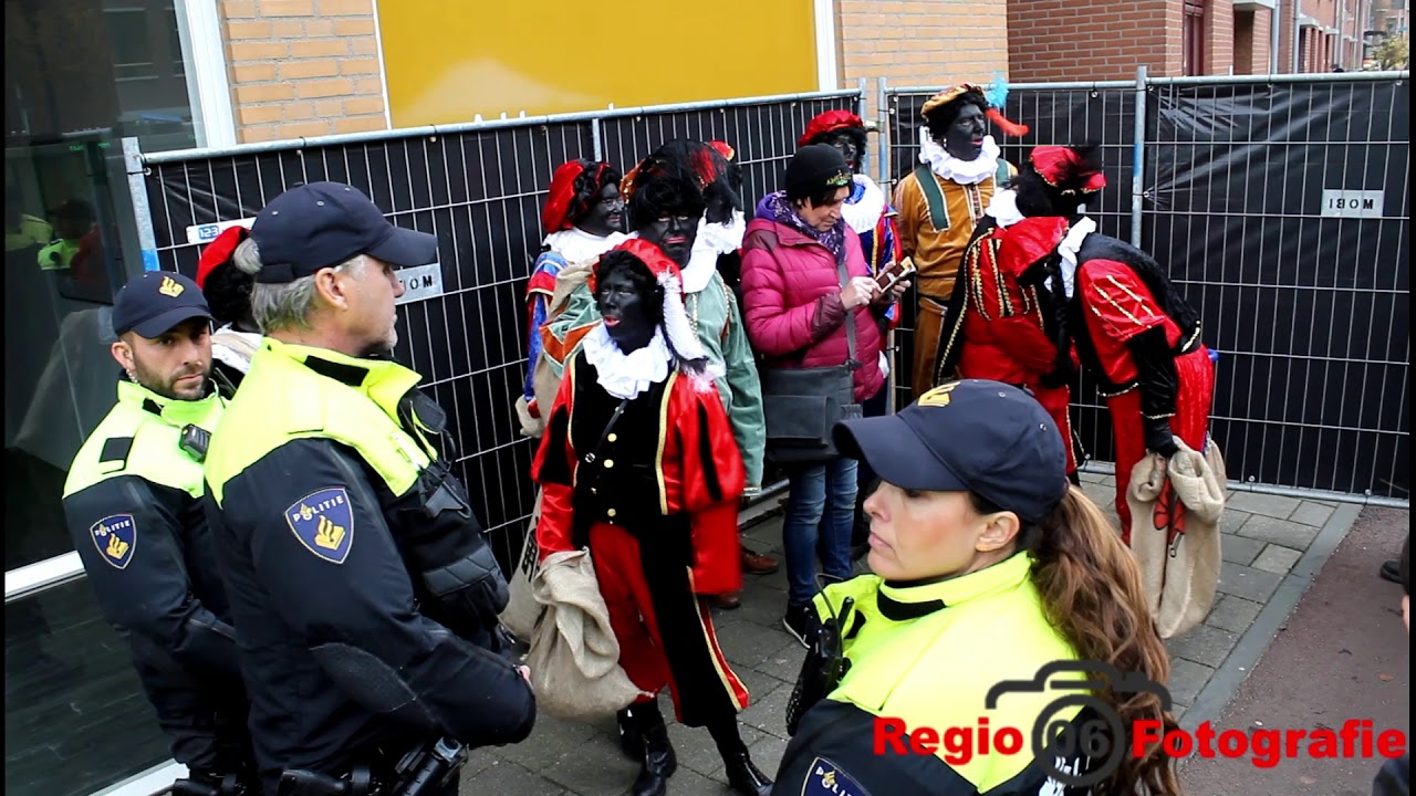 Pegida als zwarte piet aanwezig bij landelijke intocht Apeldoorn.