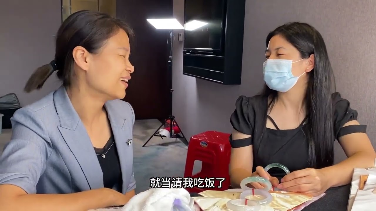 翠友追到家门!当场谈下6位数飘花镯 青姐感动给出诚意这趟太值了!