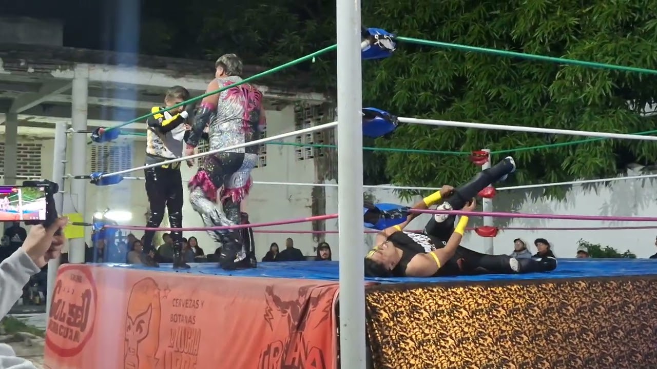 Paramedico Asesino vs Amonet vs Rey Calixto en triangular @ColiseoVeracruzano #luchalibre 