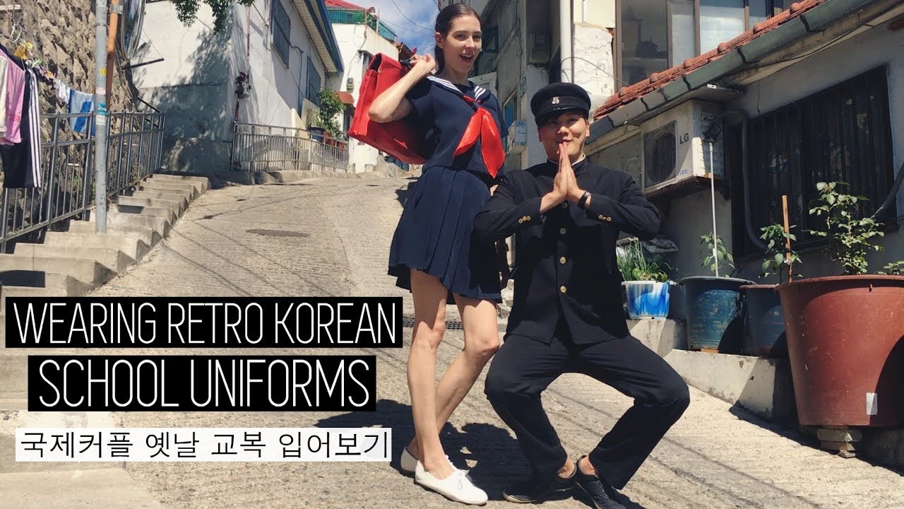 Wearing Retro Korean School Uniforms (자막)국제커플 옛날 교복을 입고 이화벽화마을에 다녀오다