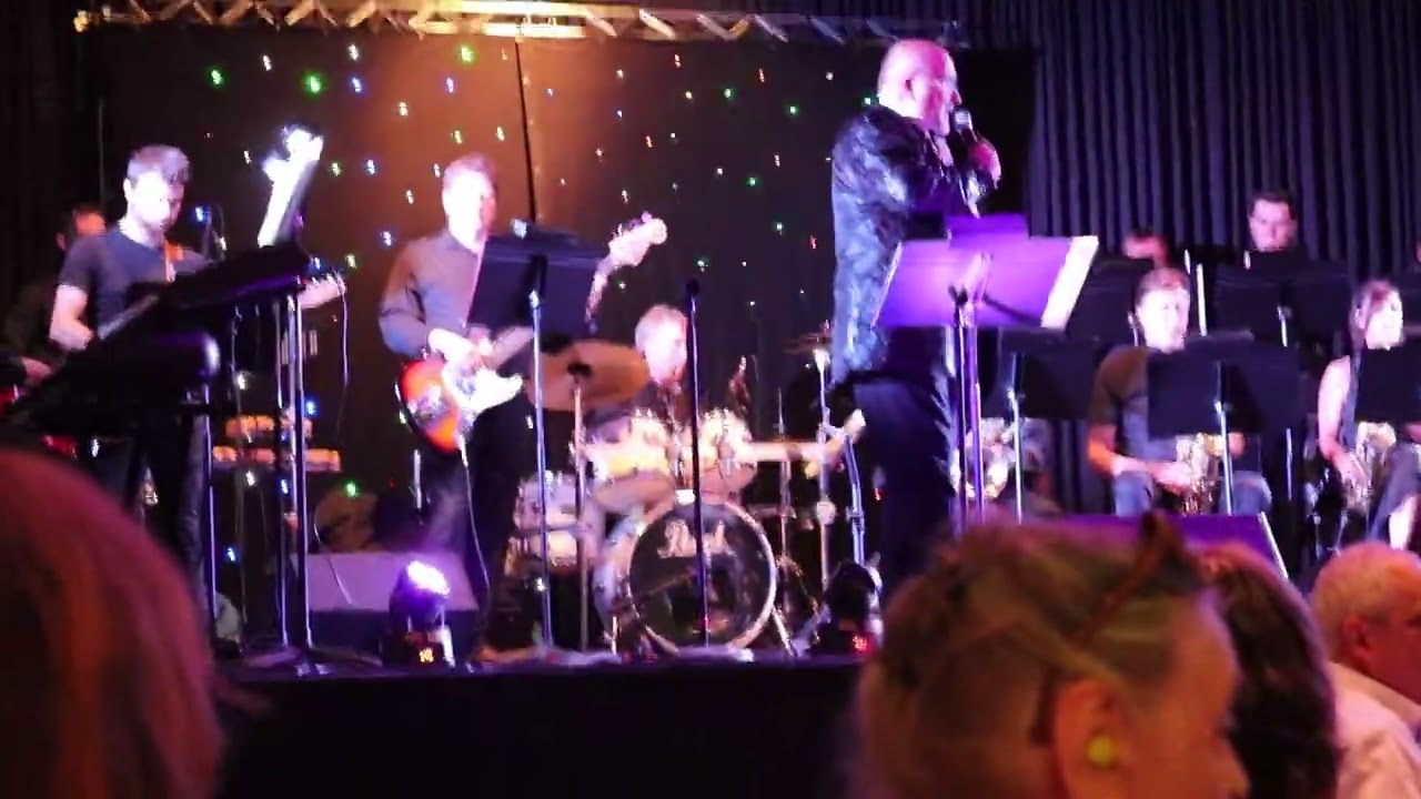 louis-ray sings  green green gras with the Oakfields bigband