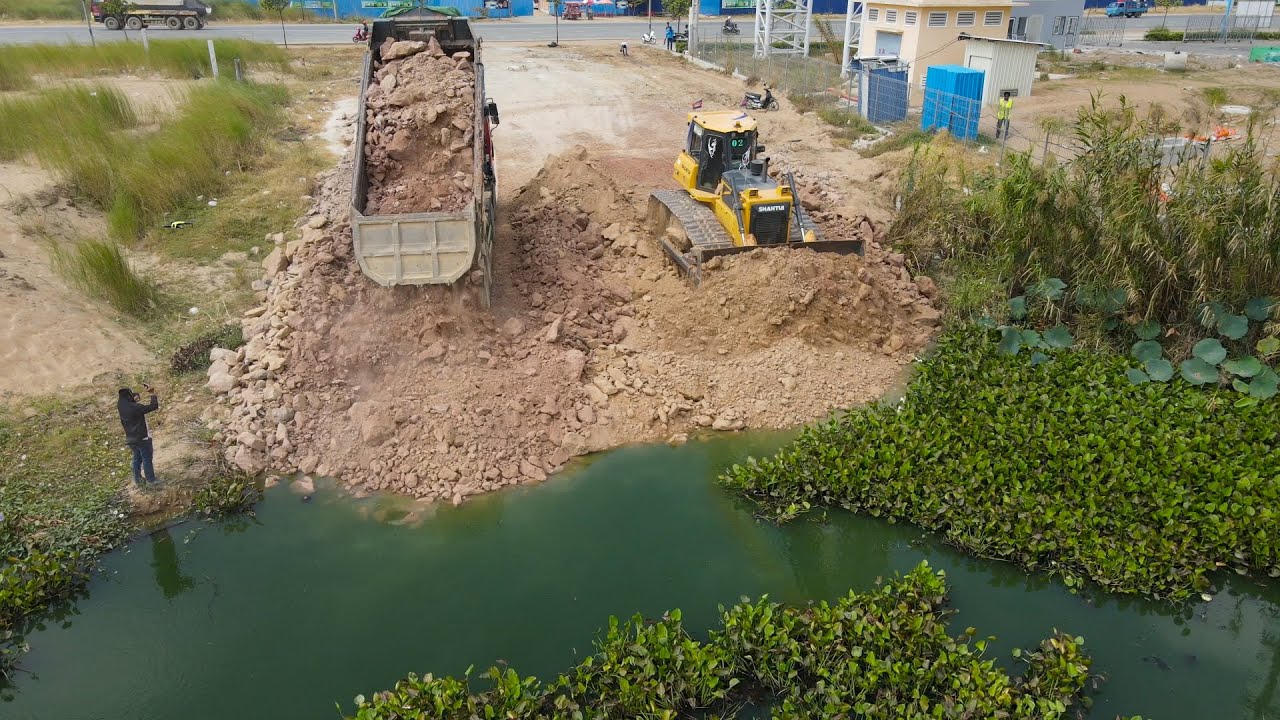 The Big Project Dump Truck TRAGO DONGFENG Transport Stone With Bulldozer SHANTUI Pushing Stone