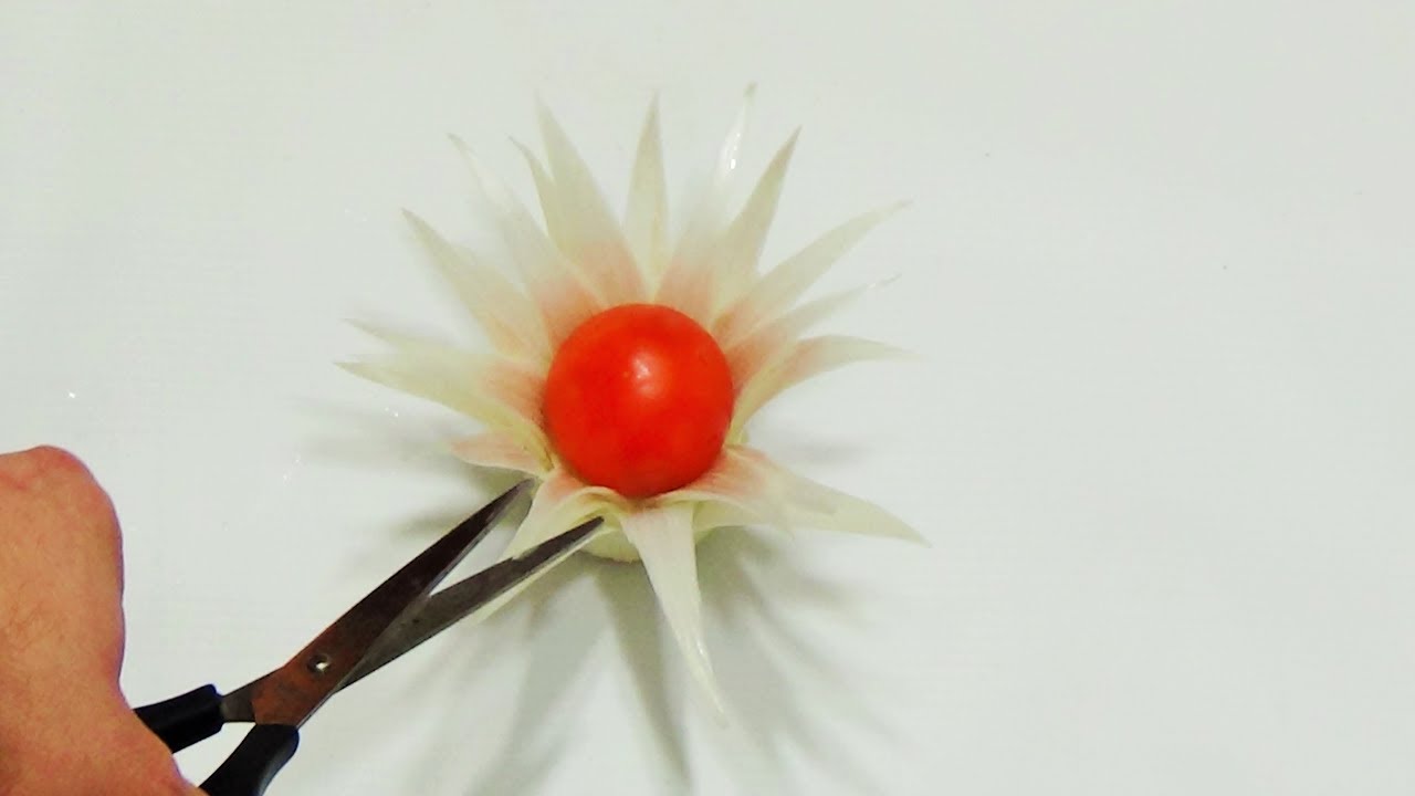 #215 How to cut a flower from the leek with scissors - garnish carving lessons for beginners