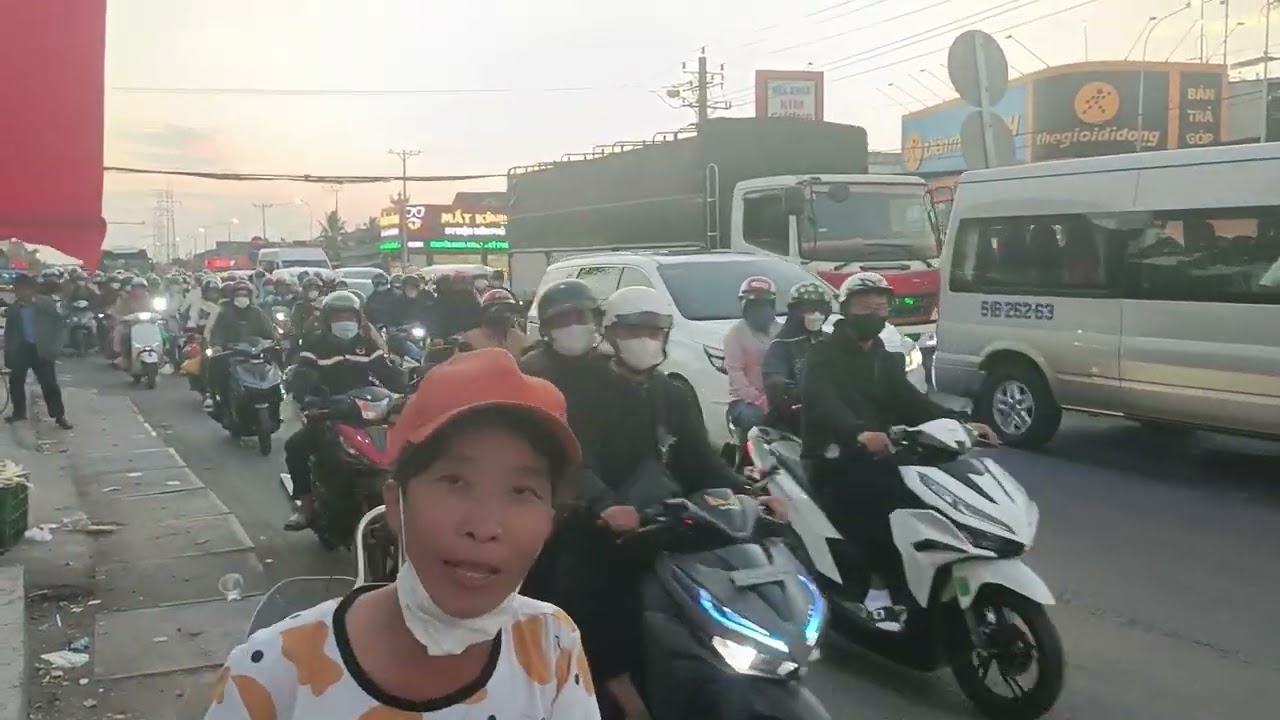 Cập nhật giao thông qua Quốc Lộ 1A vào buổi tối rất đông bà con từ Miền Tây lên Sài Gòn sau Tết 