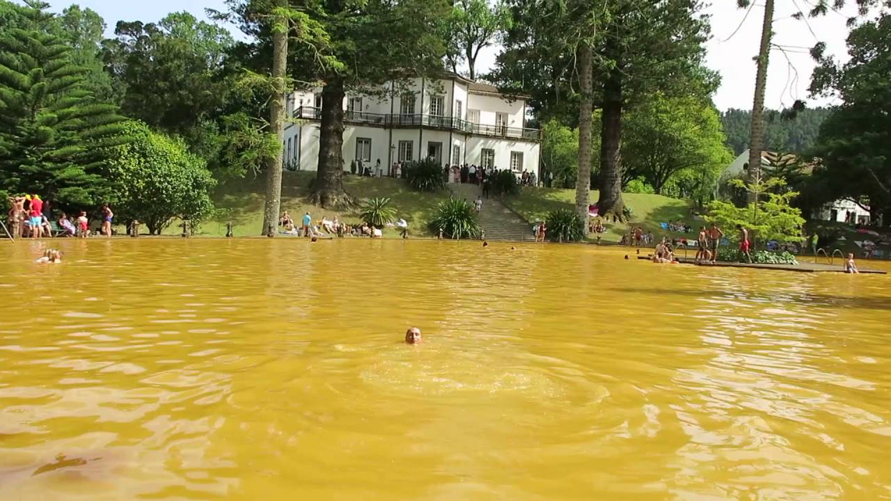 Nata&ccedil;&atilde;o na Piscina Termal de &Aacute;guas F&eacute;rreas do Parque Terra Nostra - A&ccedil;ores