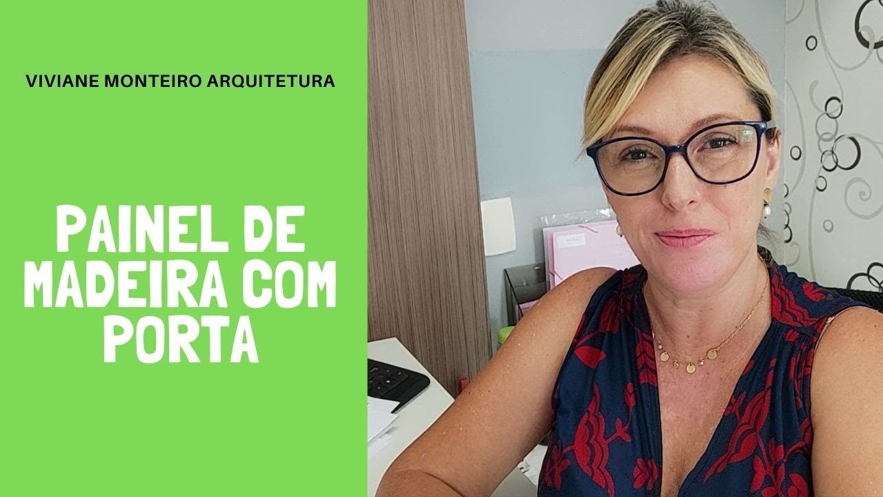 Painel de madeira com porta oculta