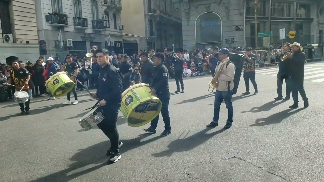entrada folclórica de #bolivia en buenos aires #argentina  avenida de mayo