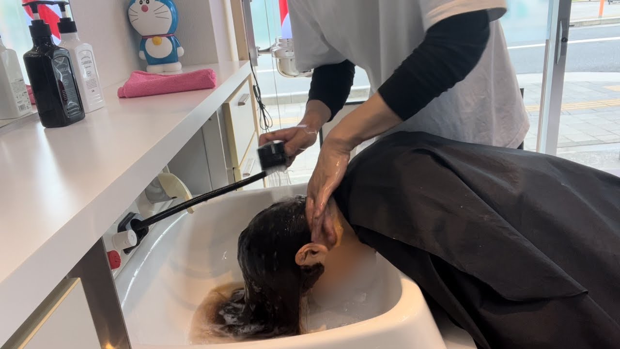 女性の前かがみシャンプ－【理容室、散髪屋、床屋】