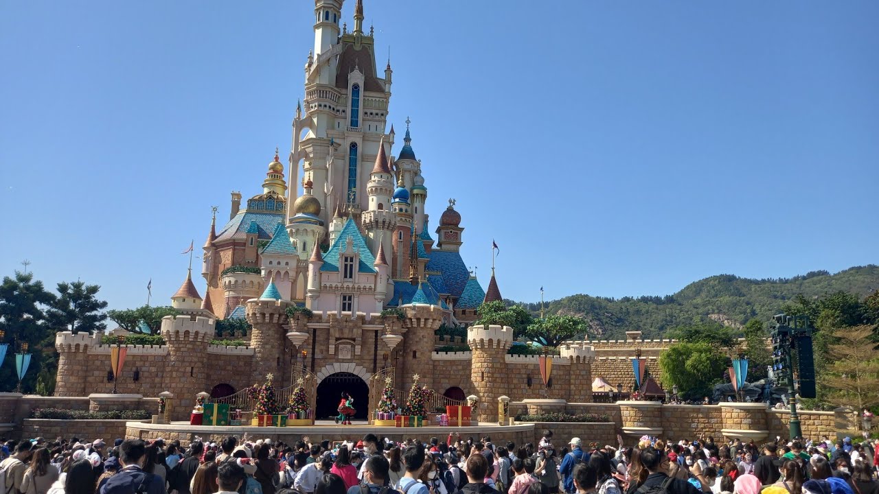 Mickey and friends christmas time ball - Disneyland hong kong vlog