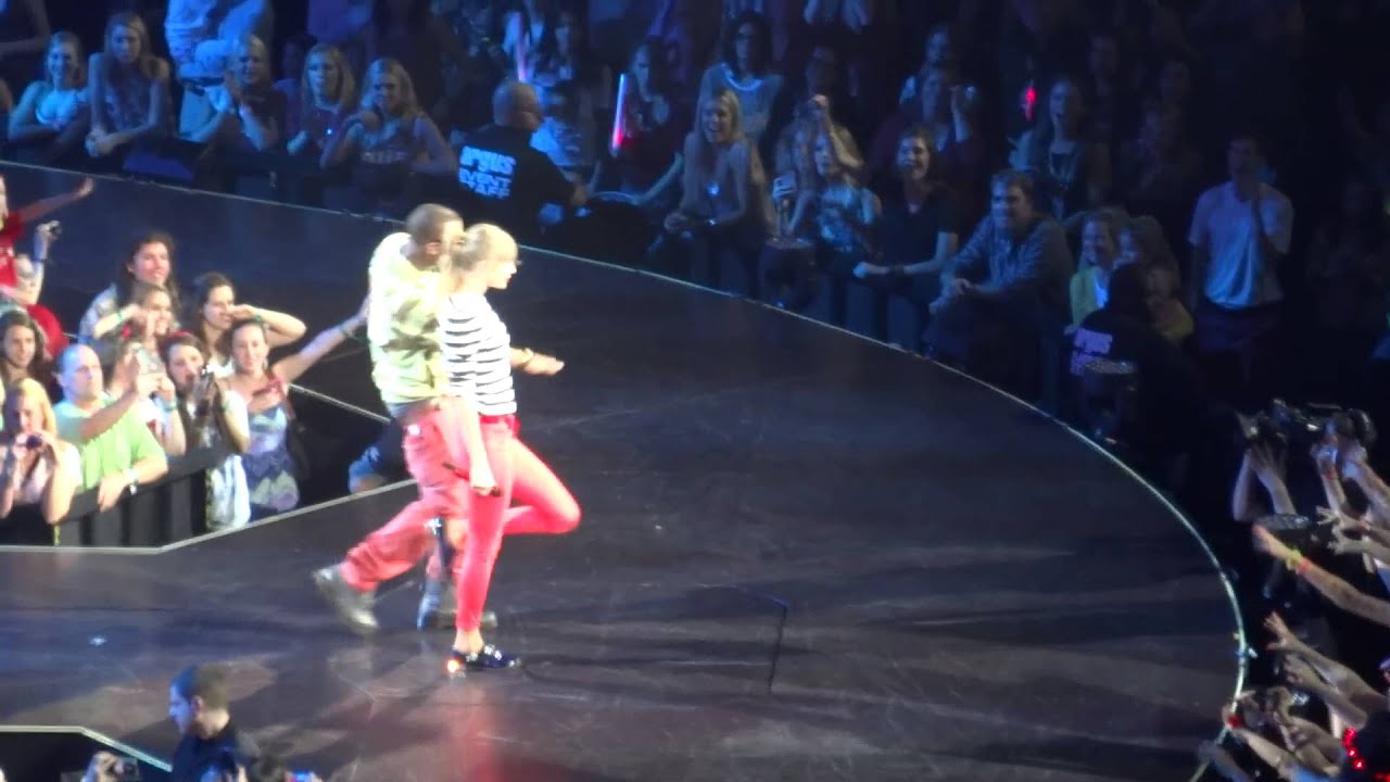 Taylor Swift & B.o.B. - Both of Us (Red Tour, Atlanta)
