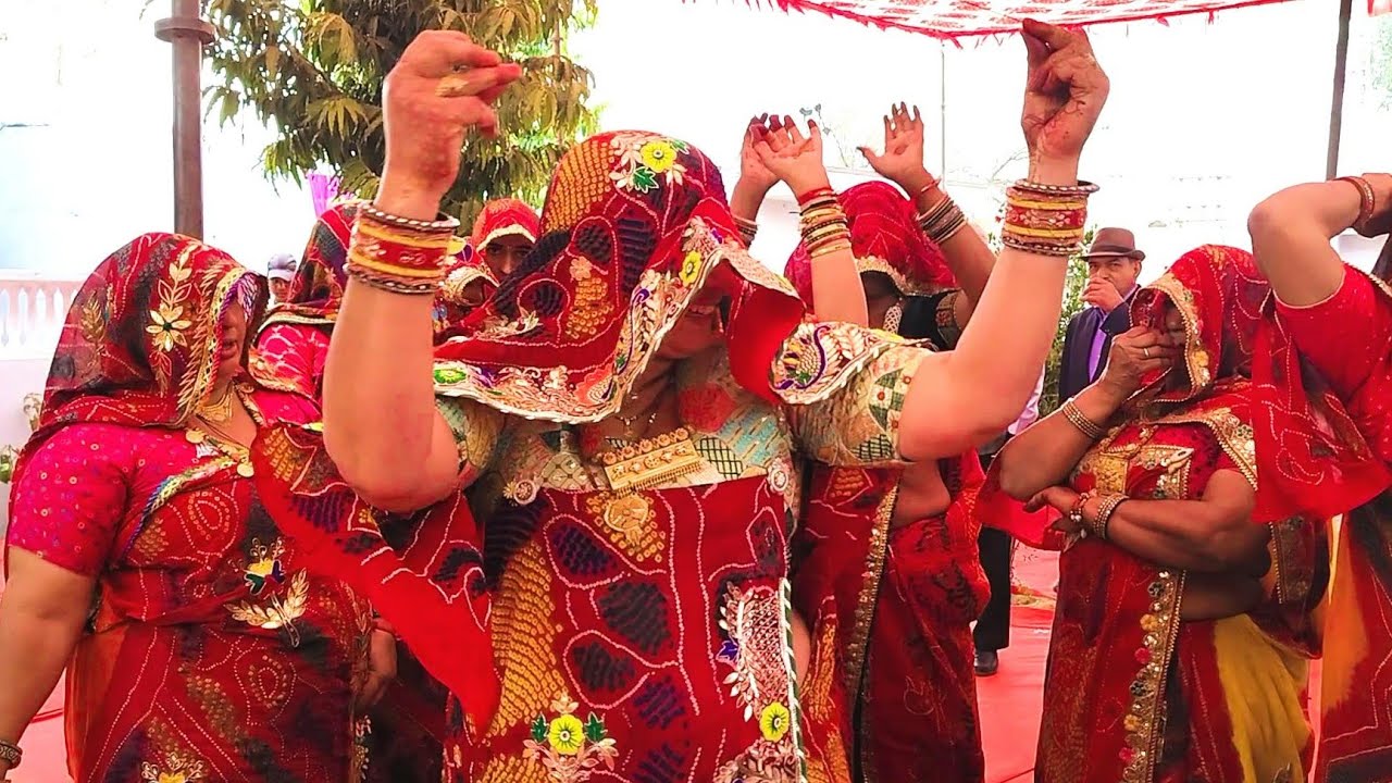 टेबल कुर्सी पर भूल्याई ये, बनड़ा को रूमाल #rajasthanigeet #shekhawati culture #bannabannigeet