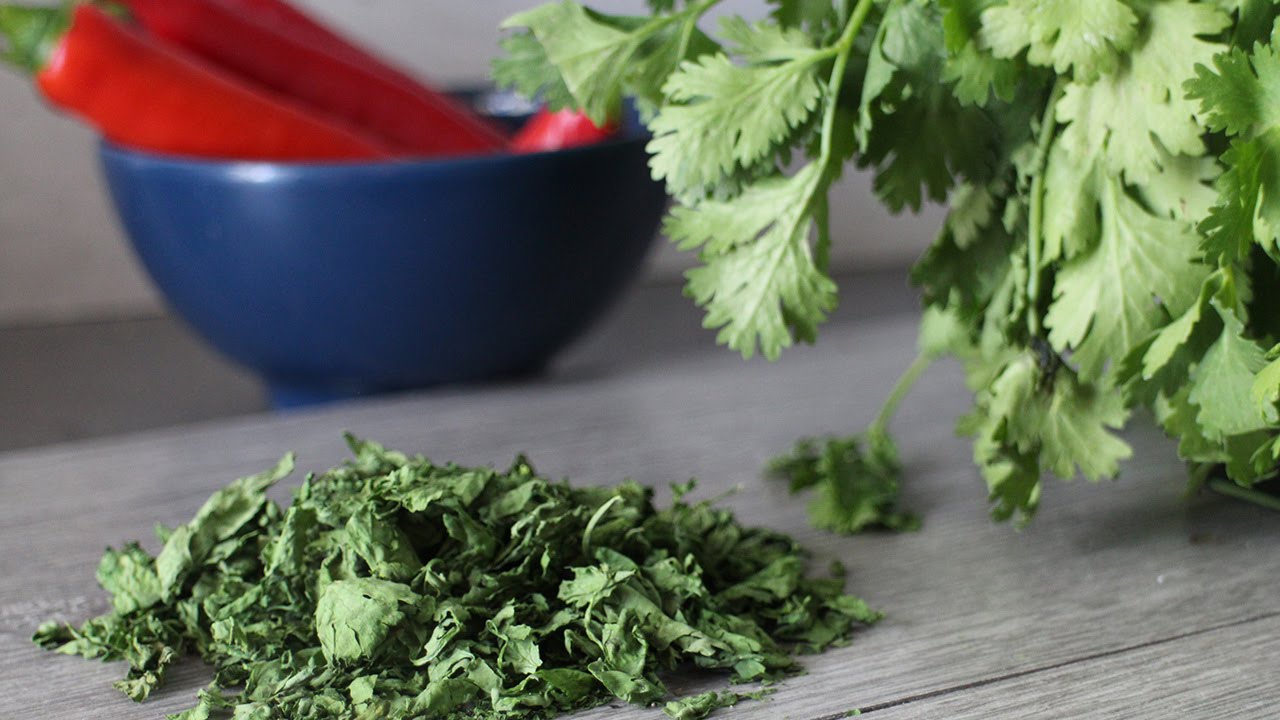 How to dry herbs in a microwave