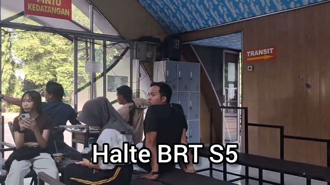 Menantimu di Halte BRT S5.