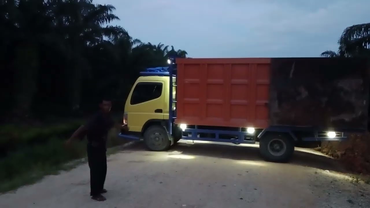 Bongkar muatan tanah 
