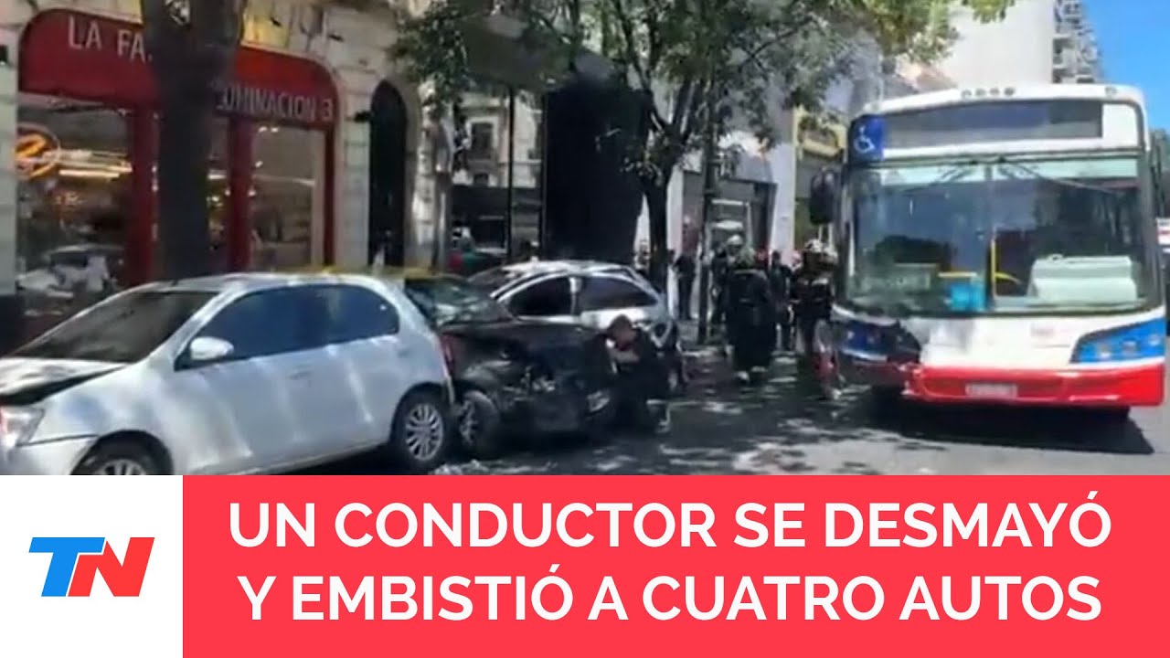 El chofer de un colectivo se desmayó mientras manejaba y chocó a 4 autos que estaban estacionados