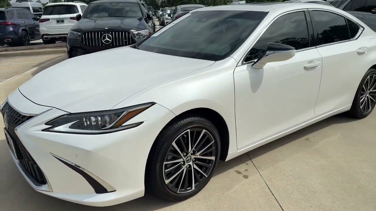 Lexus ES vs Mercedes E-Class &mdash; What&rsquo;s the Real Difference Inside?
