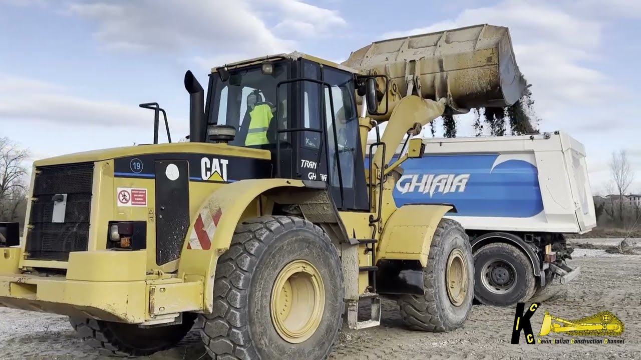 CATERPILLAR 962G WHEEL LOADER Loading Scania Truck #caterpillar #wheelloader #scania #heavyequipment