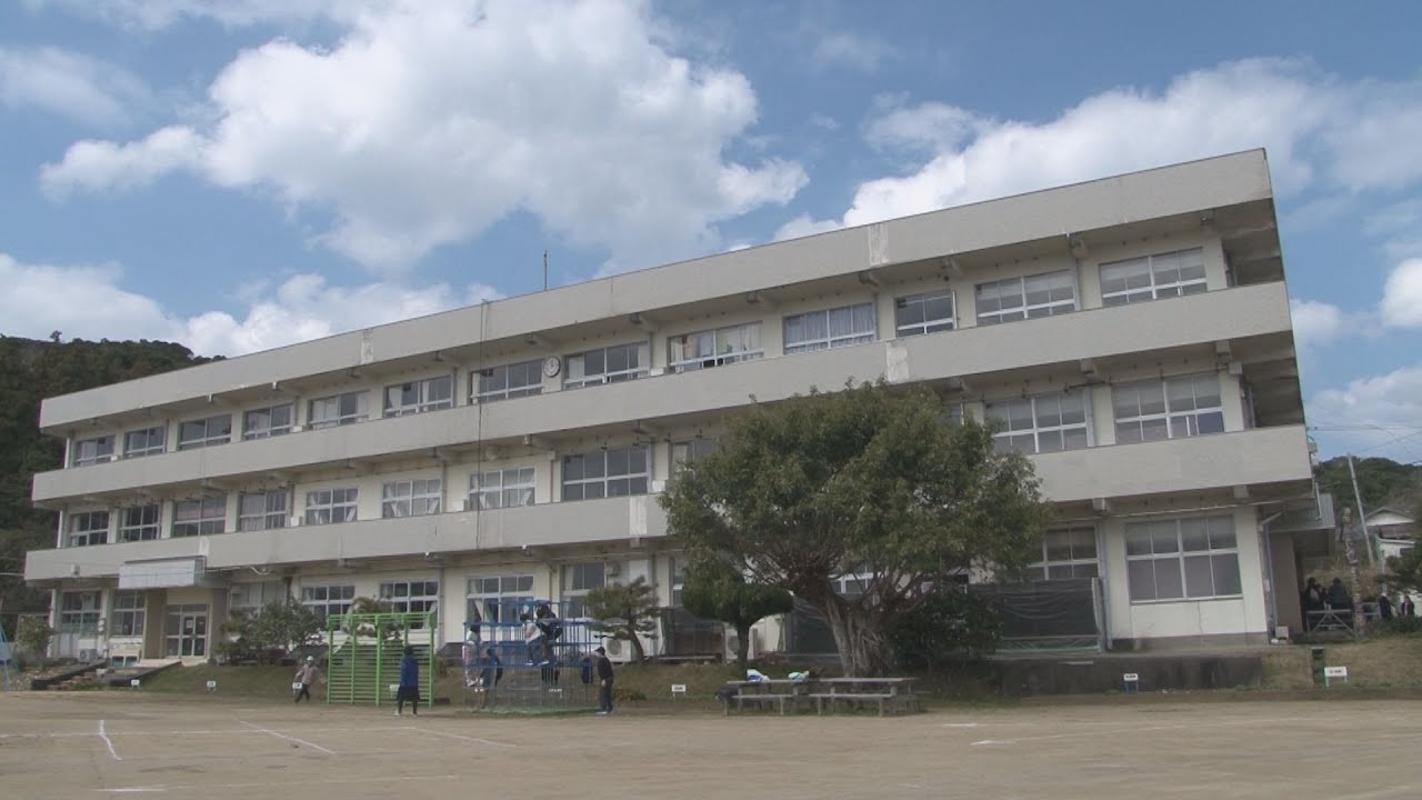 歌手・前川清さんがサプライズ登場！五島市・崎山小学校で閉校記念式典　3月末に150年の歴史に幕